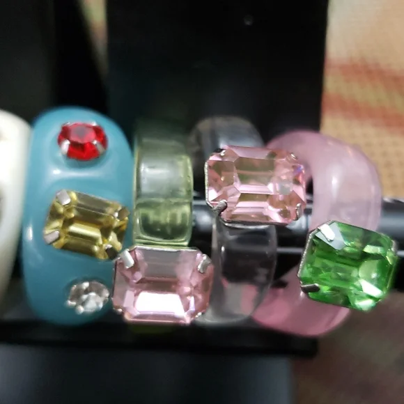 8 Plastic Costume Rings - Picture 4 of 10